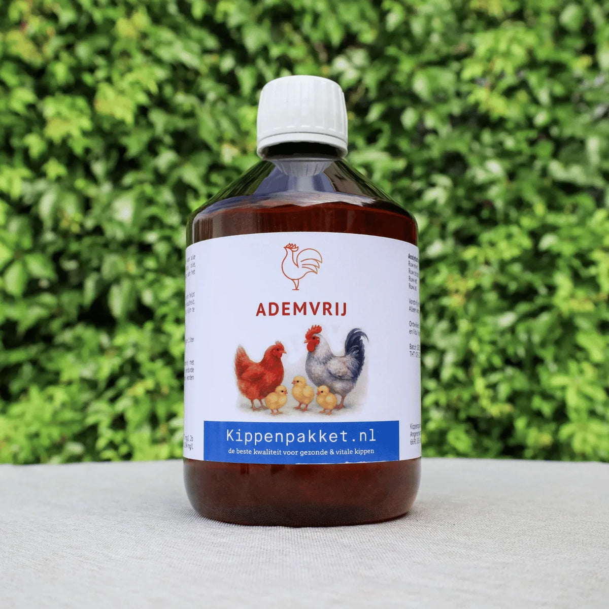 Kippen supplement van Kippenpakket.nl voor ademvrijheid, vermindert snot en slijm bij kippen met luchtweginfecties.