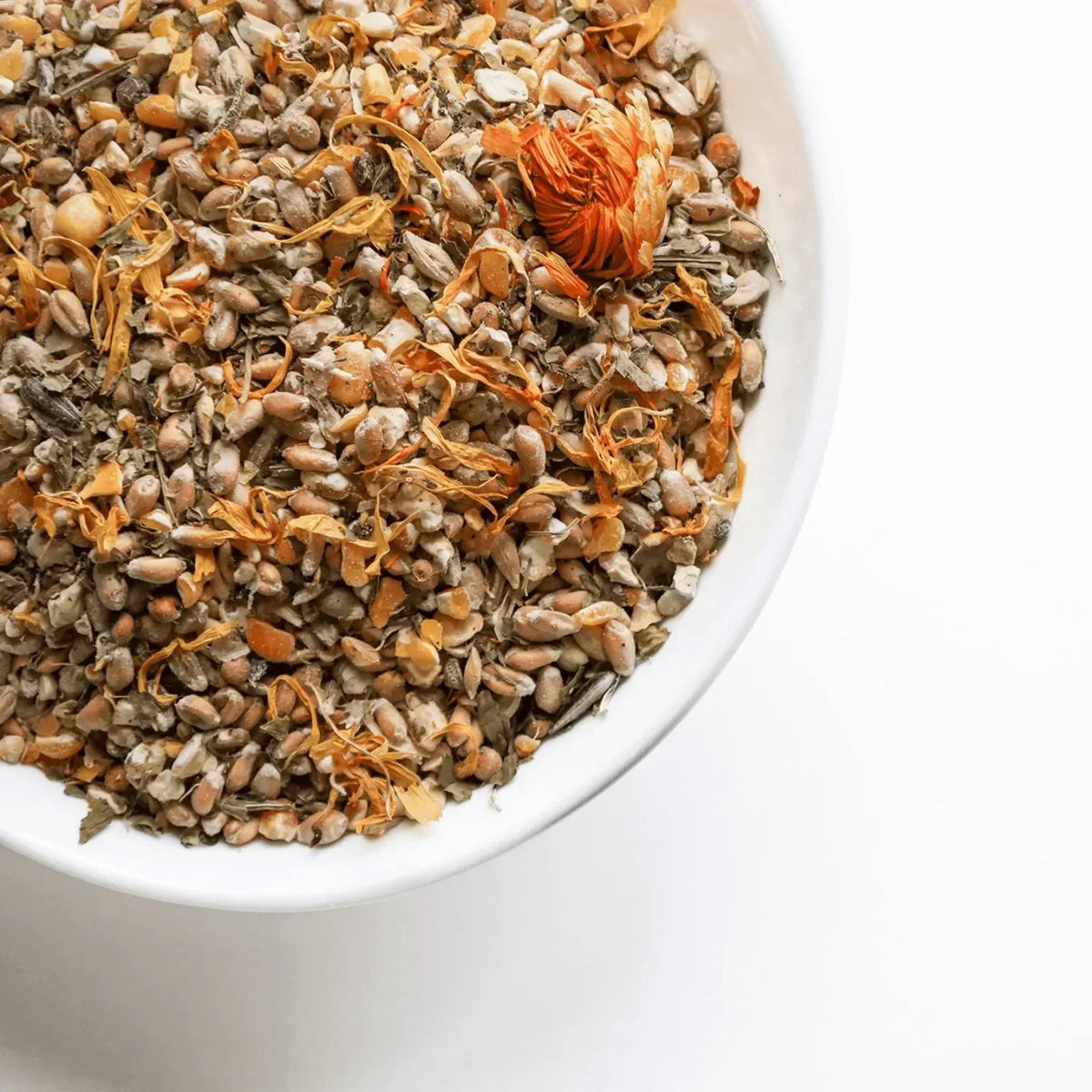 Vitamine Boost gezonde kippensnack in emmer voor sterke en vitale kippen