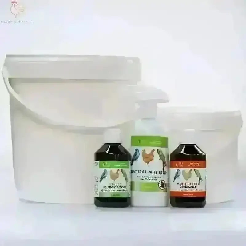 Afbeelding van het Anti Bloedluis Pakket voor optimale bescherming van kippen, bestaande uit natuurlijke producten zoals Multi Herbal Drinkmix en Natural Mite Stop, aangeboden door kippenpakket.nl.