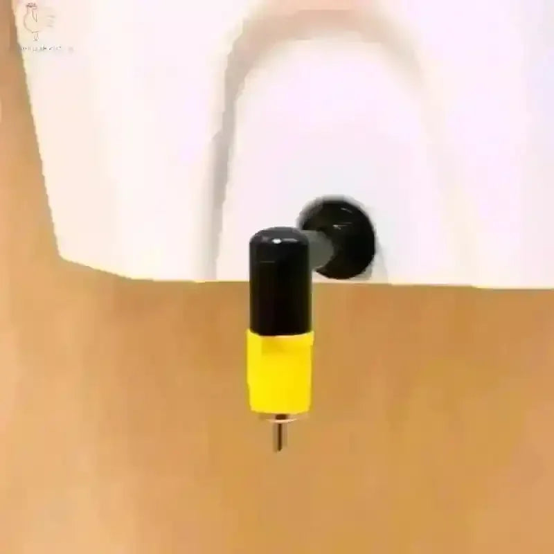 Close-up van de nippel van de AviAqua 8L Drinker, essentieel voor het voorkomen van watervervuiling, te bestellen op kippenpakket.nl.