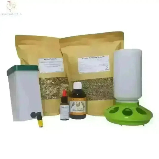 Compleet starterspakket kuikens met uitgebalanceerd voer, vitaminen, oregano olie, drinknippel en voerbak voor optimale kuikenverzorging.