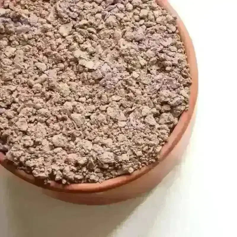 Pikpot Voor Gelukkige Kippen Met Voedzame Mix gevuld met steentjes en schelpen voor gezonde spijsvertering en natuurlijk pikplezier.