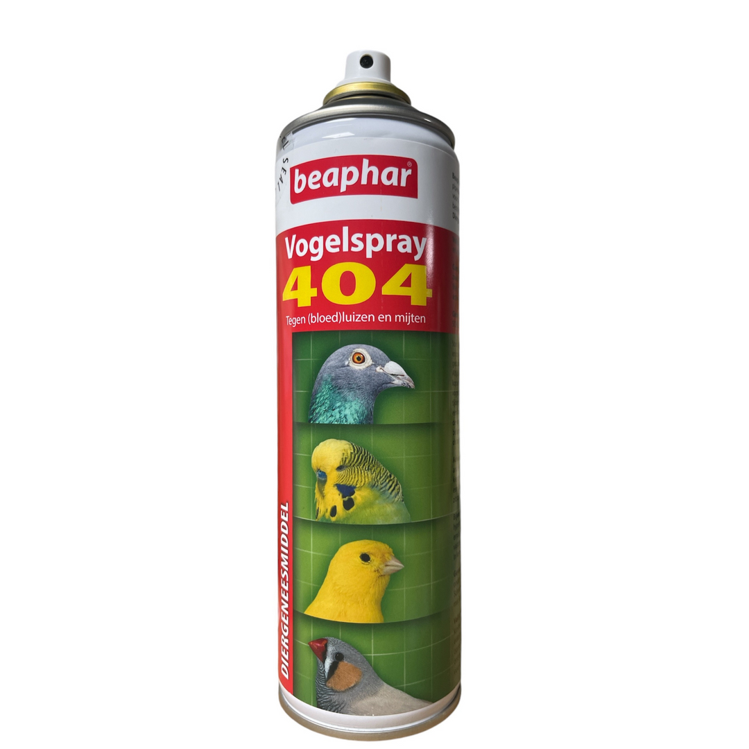 Een hoge, cilindervormige spuitbus met een rood-wit etiket met de merknaam "Kippenpakket.nl" en de productnaam "Vogelspray 404 Beaphar". Op het etiket staan afbeeldingen van vogels, waaronder een duif, kanarie en parkiet, wat aangeeft dat het product gebruikt kan worden voor parasietenbestrijding tegen ongedierte zoals luizen en mijten.