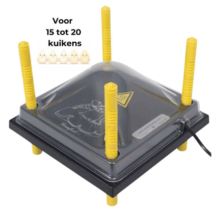 De "Afdekkap 25x25cm voor warmteplaat kuikens" van Kippenpakket.nl is voorzien van een doorzichtig deksel, vier verstelbare gele poten, een stroomkabel, logo, waarschuwingssymbool, Nederlandse tekst "Voor 15 tot 20 kuikens" en vijf kuikenicoontjes.