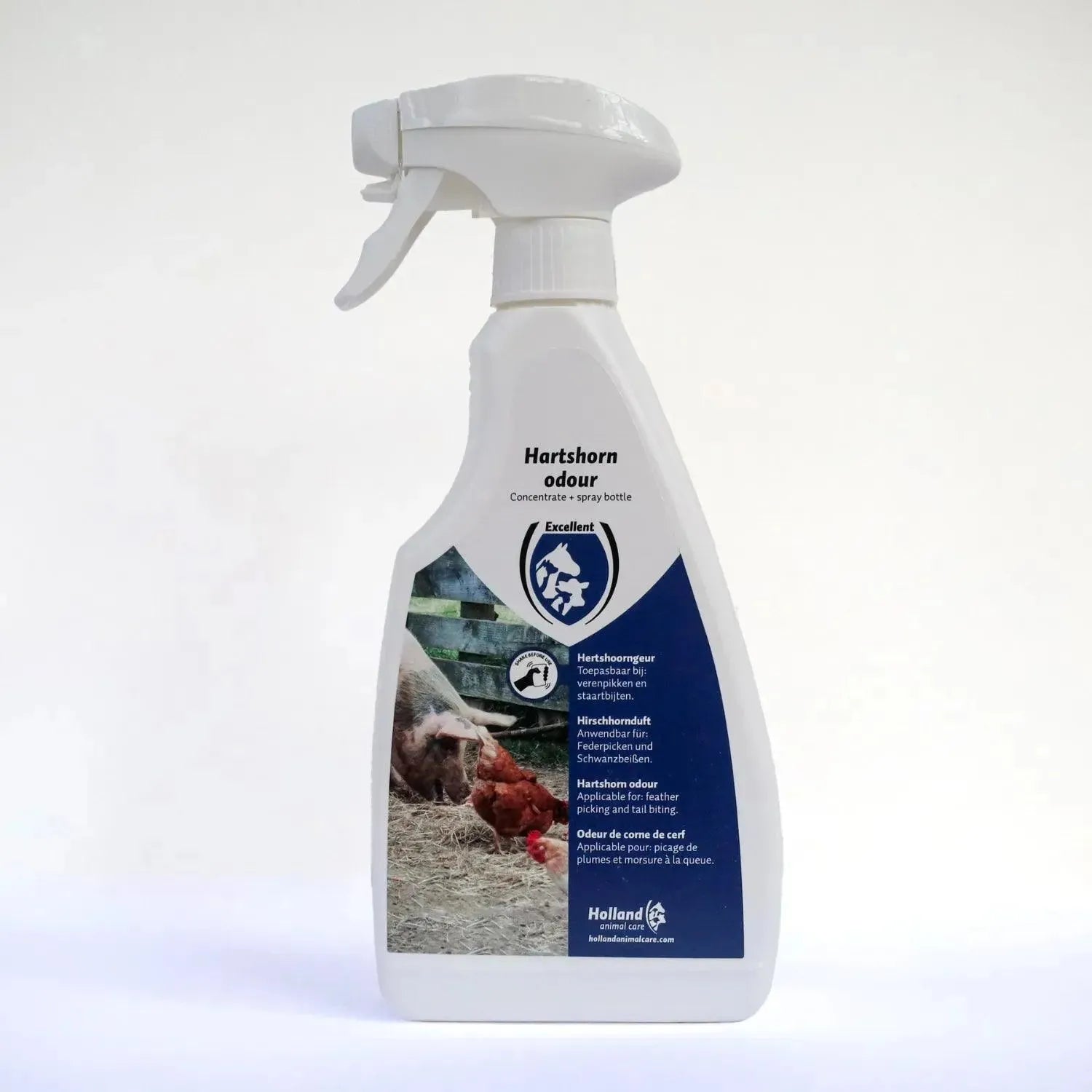 Een witte Hartshoorn Geur sprayfles van Kippenpakket.nl toont kippen bij een hek. Het blauwe gedeelte met iconen promoot het gebruik ervan als een natuurlijke Anti Verenpik Spray met echte Hertshoornolie voor vee.