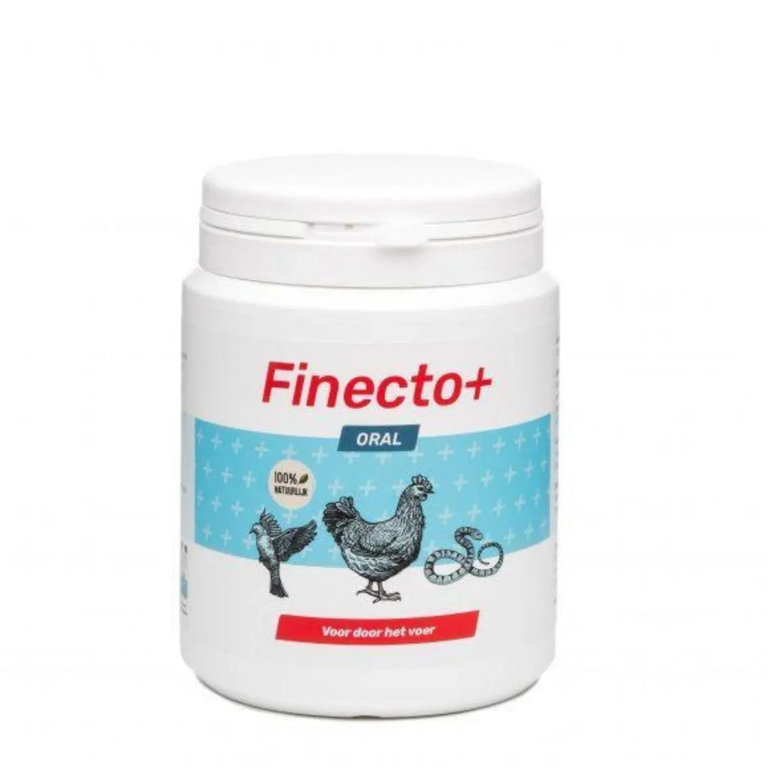 Een witte verpakking met een blauw label van Kippenpakket.nl met de tekst "Finecto+ Oral Bestrijding" en "Voor door het voer." Het label, versierd met illustraties van vogels, een bloedluizenmijt en een kalkpootmijt, geeft aan dat het product 100% natuurlijk is. De verpakking heeft een schroefdeksel.