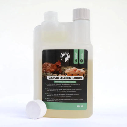 Deze 250 ml Garlic Allicin Liquid van Kippenpakket.nl bevat afbeeldingen van knoflook en gevogelte, wat de spijsvertering en stofwisseling ondersteunt. De fles met witte dop heeft meertalige instructies die de rol ervan bij de ondersteuning van de darmflora benadrukken.