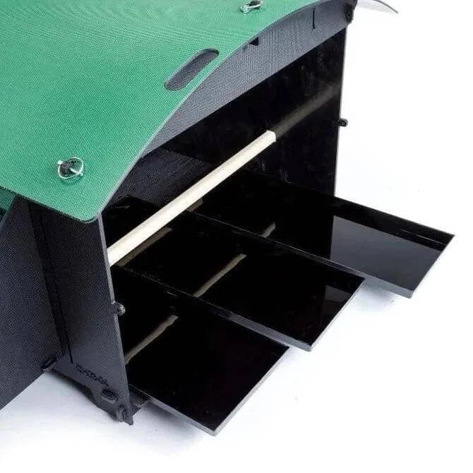 Een milieuvriendelijk ontwerp bestaat uit een groen, zwart en houten staafsamenstel met drie uittrekbare zwarte laden. Het blad heeft een gebogen groene deksel bevestigd met schroeven, die lijkt op een Nestera Kunststof Kippenhok Large Met 2 Meter Ren Voor 10 Kippen van Kippenpakket.nl.