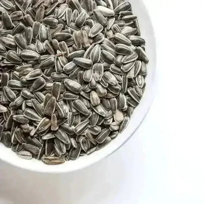 Uitdagende Kippensnack: Zonnebloempitten rijk aan vitamine E, selenium en gezonde vetten voor optimale kippengezondheid.